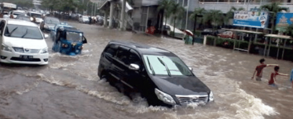 berkendara saat banjir