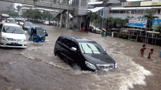 berkendara saat banjir